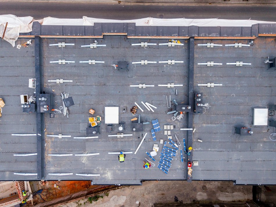 Montują fotowoltaikę na famułach przy Ogrodowej w Łodzi