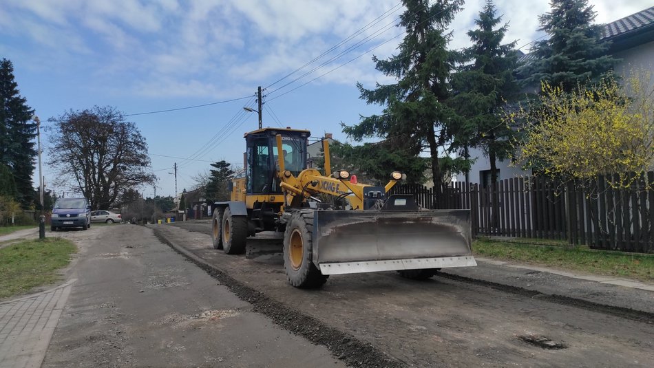 Trwa wiosenne równanie dróg gruntowych