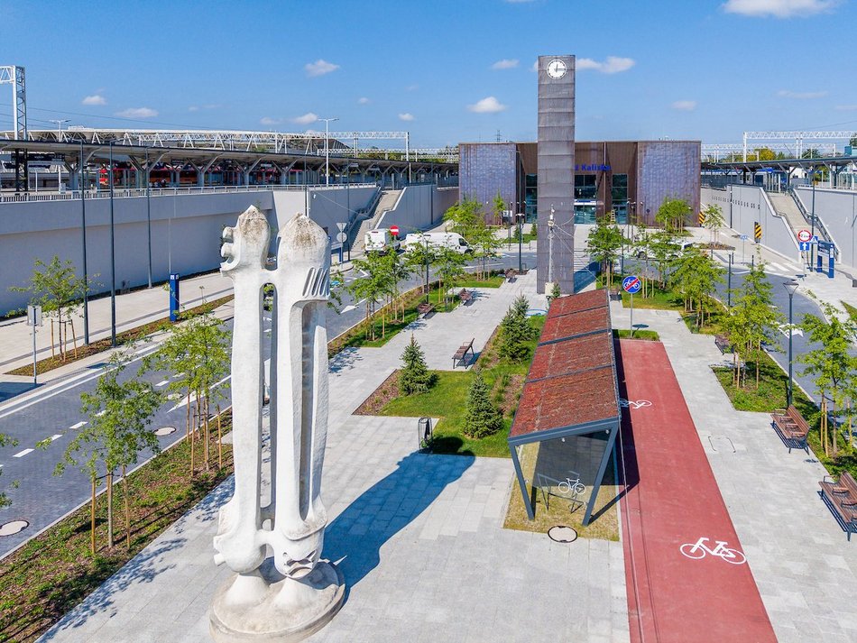 Łódź. Skwer przed dworcem Łódź Kaliska robi wrażenie! Tak zielono tam jeszcze nie było