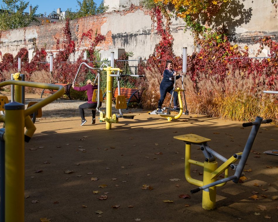 Rewitalizacja kamienica przy Sienkiewicza. Brama przenosi łodzian do zielonej oazy