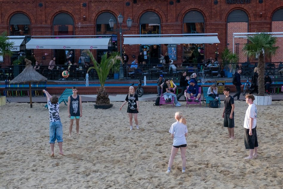 Łódź. Manufaktura otwiera sezon letni! Na rynku pojawiła się piaszczysta plaża