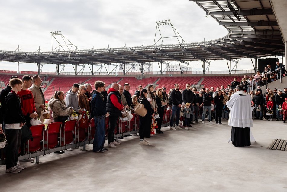 Łódź. Święcenie pokarmów na stadionie Widzewa Łódź