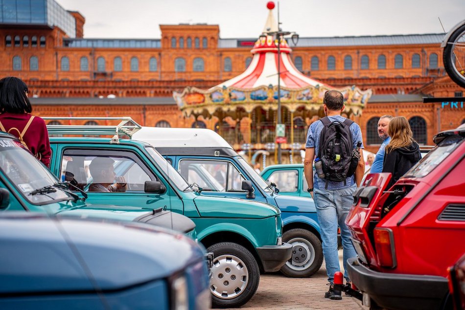 Łódź. Parada maluchów w Manufakturze! Kultowe fiaty 126p ciągle w modzie