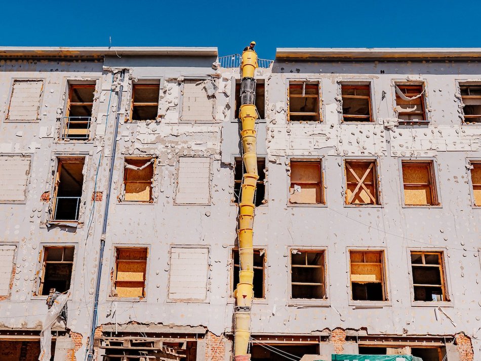 Łódź. „Dziura” przy Piotrkowskiej 58 w Łodzi znika na naszych oczach! Prace wystartowały!