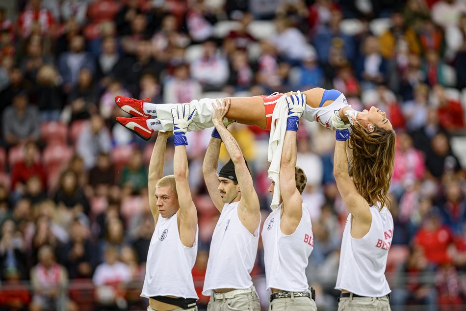 Łódź. Mecz Gwiazd w Łodzi. Na murawie Boniek, Krzynówek, Krychowiak