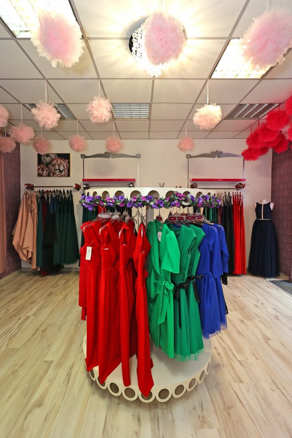 wnętrze sklepu z ubraniami