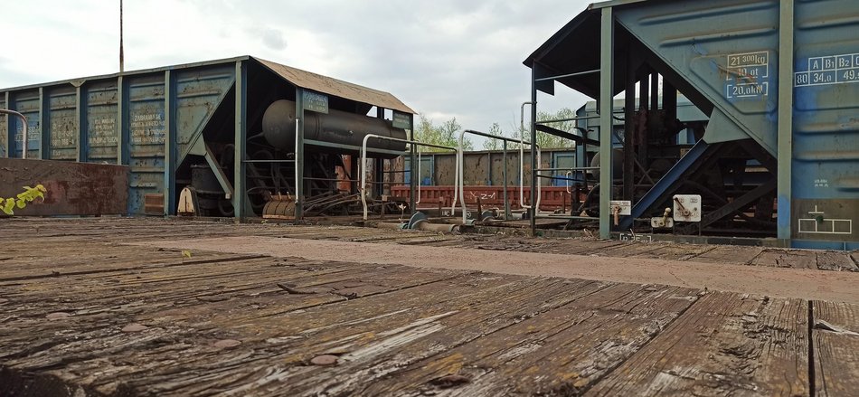 Cmentarz lokomotyw w Łodzi. Klimatyczne miejsce na Olechowie [ZDJĘCIA]