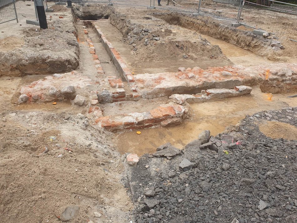 Fundamenty dawnej remizy znalezione podczas prac na pl. Komuny Paryskiej w Łodzi