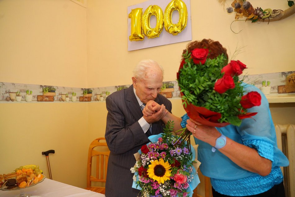 Pan Antoni Kamiński świętuje 100. urodziny w Domu Dziennego Pobytu przy al. 1 maja. Życzymy 200 lat!