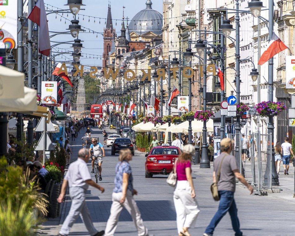 ludzie w centrum miasta