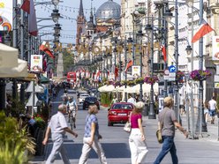 ludzie w centrum miasta