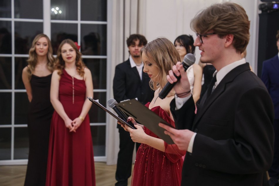 Łódź. Studniówka II LO w Łodzi. Wspaniali maturzyści świętowali w Pałacu Skotniki