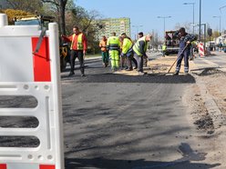 Łódź. Leją asfalt na Rondzie Broniewskiego w Łodzi! Remont Śmigłego-Rydza i Niższej zbliża się do końca!