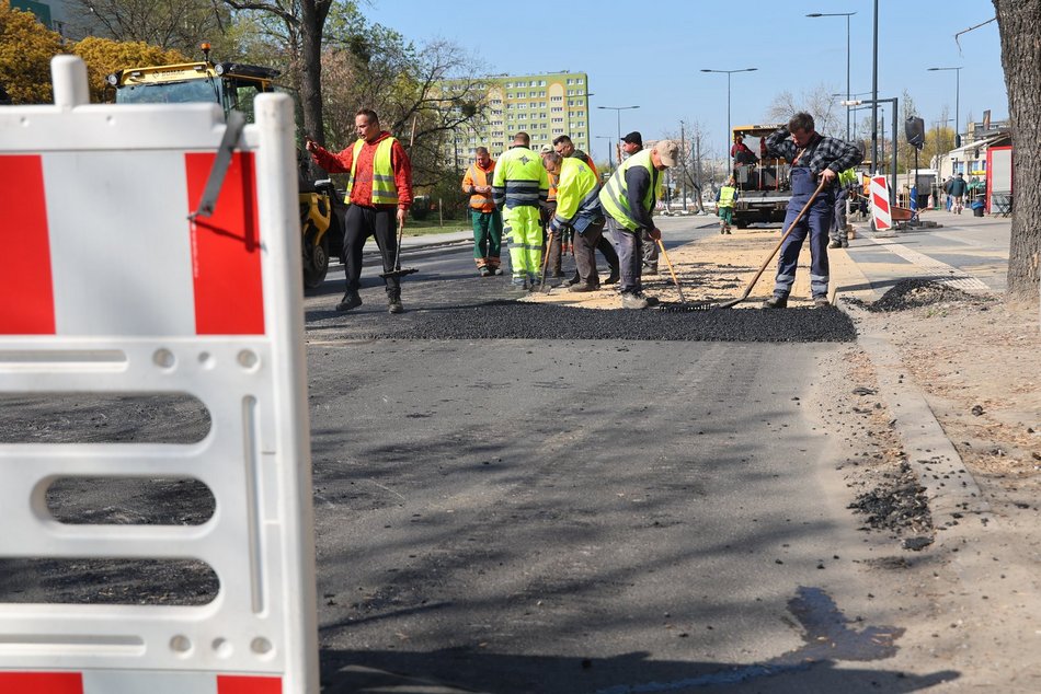 Łódź. Leją asfalt na Rondzie Broniewskiego w Łodzi! Remont Śmigłego-Rydza i Niższej zbliża się do końca!