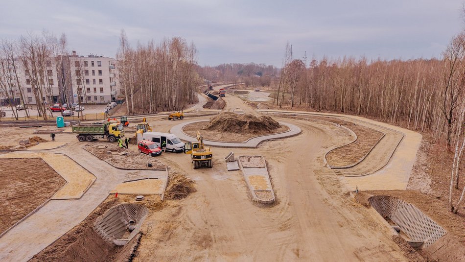 Łódź. Przedłużenie Kaczeńcowej w Łodzi. Nowe rondo przy Rąbieńskiej nabiera kształtów