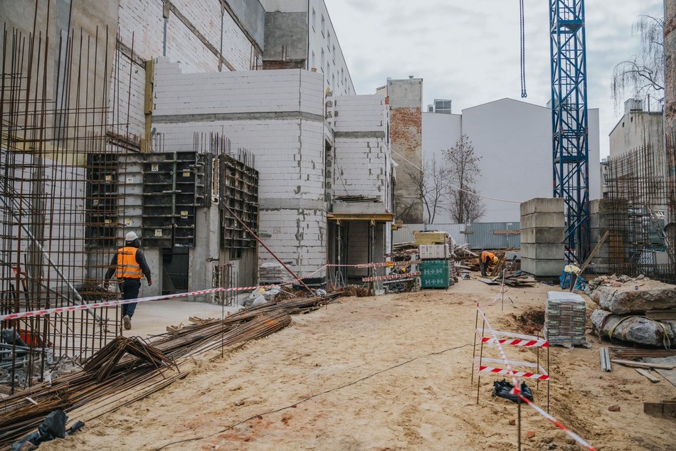 Łódź. Odbudowa zawalonej kamienicy przy Rewolucji w Łodzi. Widać już nowe ściany i piętra