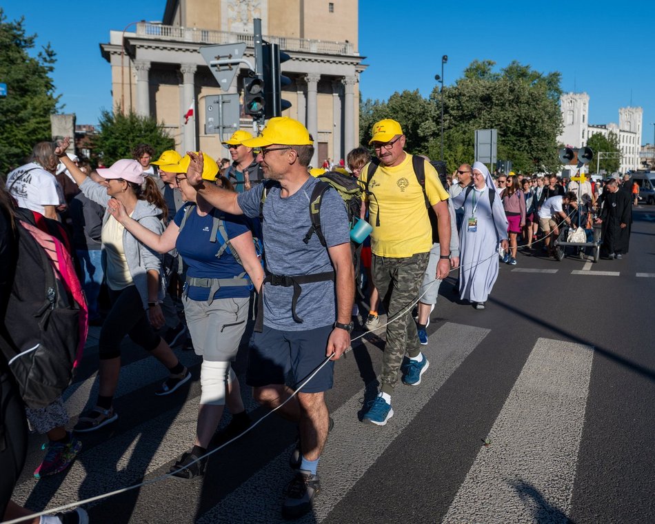 Łódź. Ruszyła 100. Piesza Pielgrzymka Łódzka na Jasną Górę. Maszeruje ponad 200 pątników!