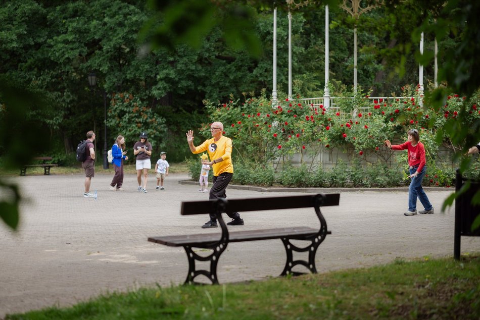 Łódź. Spacerowicze na Księżym Młynie i w Parku Źródliska w Łodzi. Recepta na udany weekend