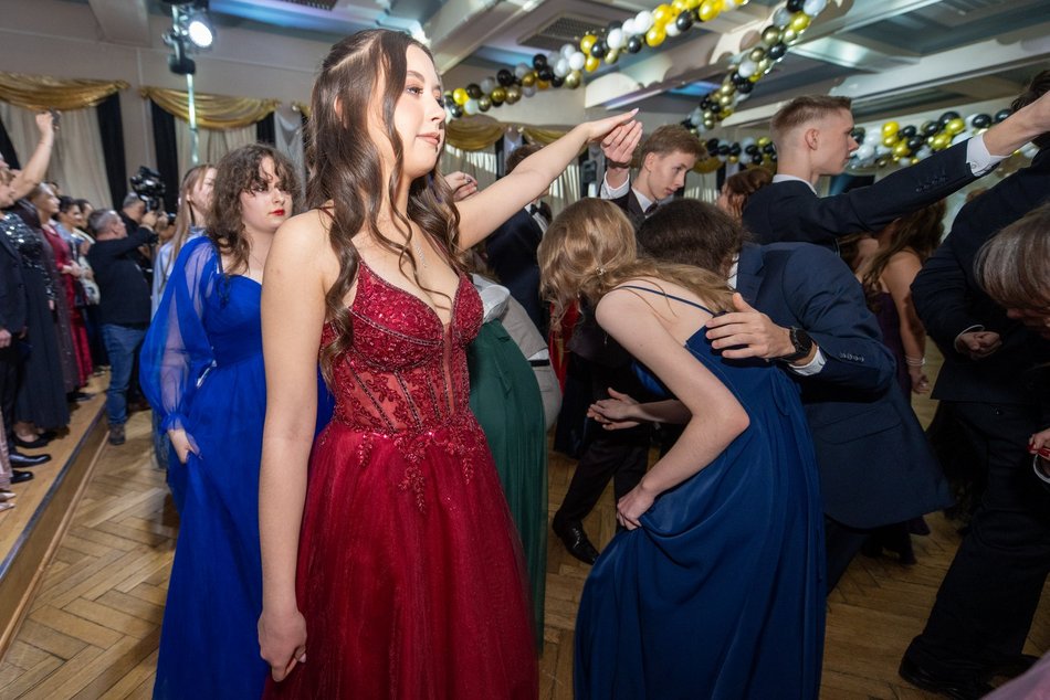 Łódź. Studniówka XXVI LO w Łodzi. Ależ oni zatańczyli... i jak pięknie wyglądali!