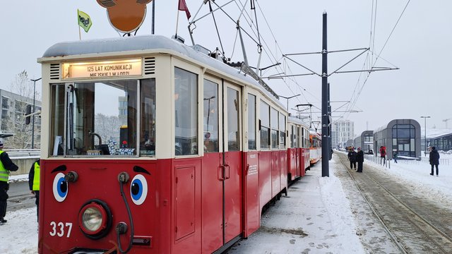 Mikołajki z MPK Łódź. Świąteczne tramwaje, słodkie upominki i kierowcy Mikołaje [SZCZEGÓŁY] 