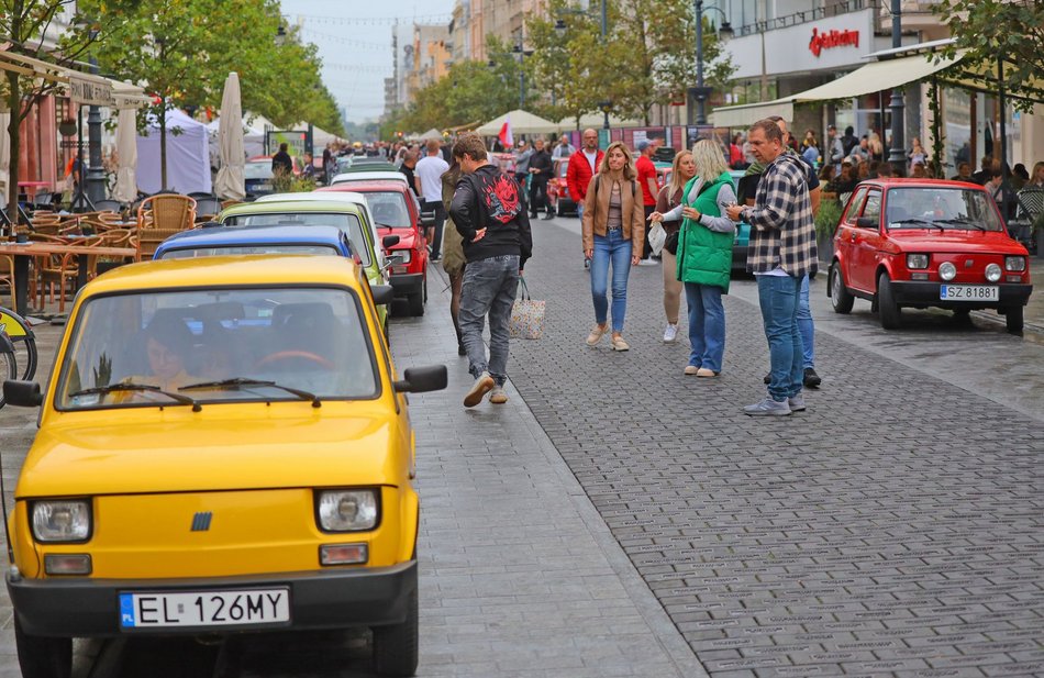 Parada Maluchów w Łodzi 2023. Kolorowe auta przejechały ulicami centrum