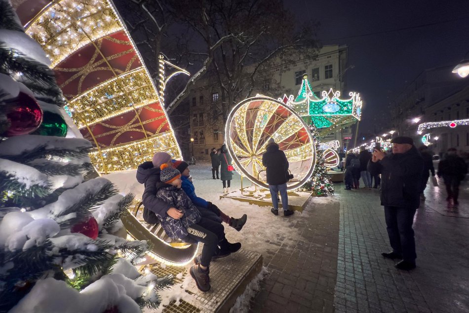 Bożonarodzeniowa Piotrkowska w śnieżnej odsłonie