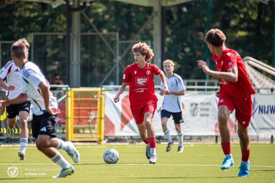 Młodzi piłkarze Legii przerwali dobrą passę juniorów Widzewa Łódź