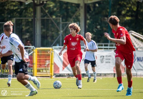 Młodzi piłkarze Legii przerwali dobrą passę juniorów Widzewa Łódź