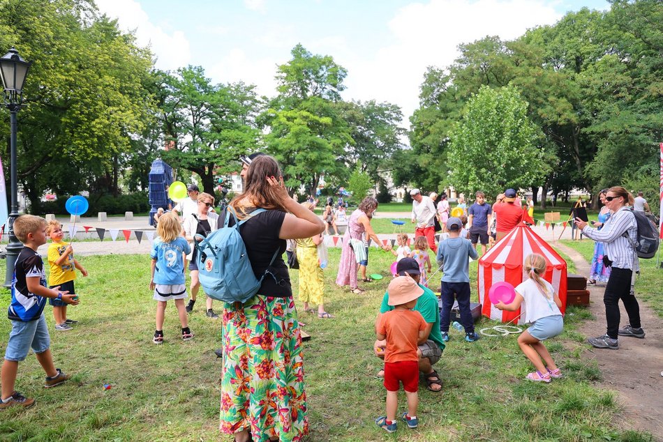 Cyrkowe warsztaty w parku Staromiejskim na 602. Urodzin Łodzi. Szczudła, sztuczki i hula hop!
