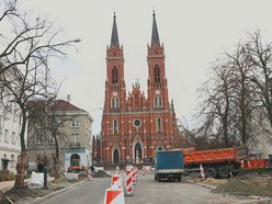 Łódź. Drogowcy ułożyli już nową nawierzchnię jezdni na Lutomierskiej