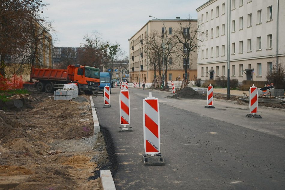 Łódź. Drogowcy ułożyli już nową nawierzchnię jezdni na Lutomierskiej
