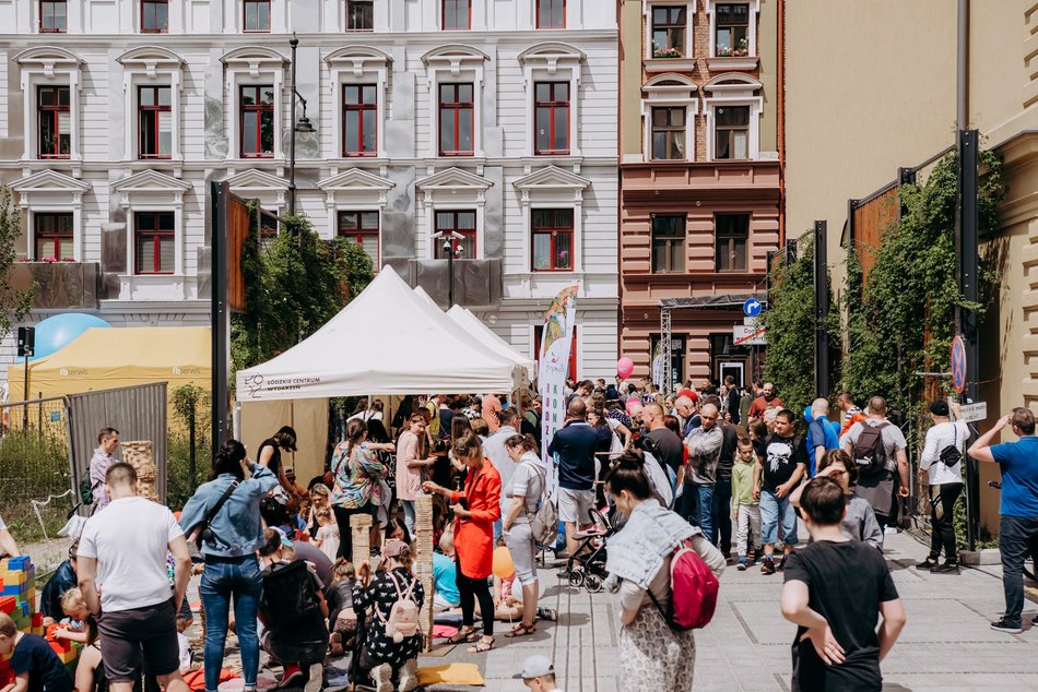 dzieci podczas zabawy