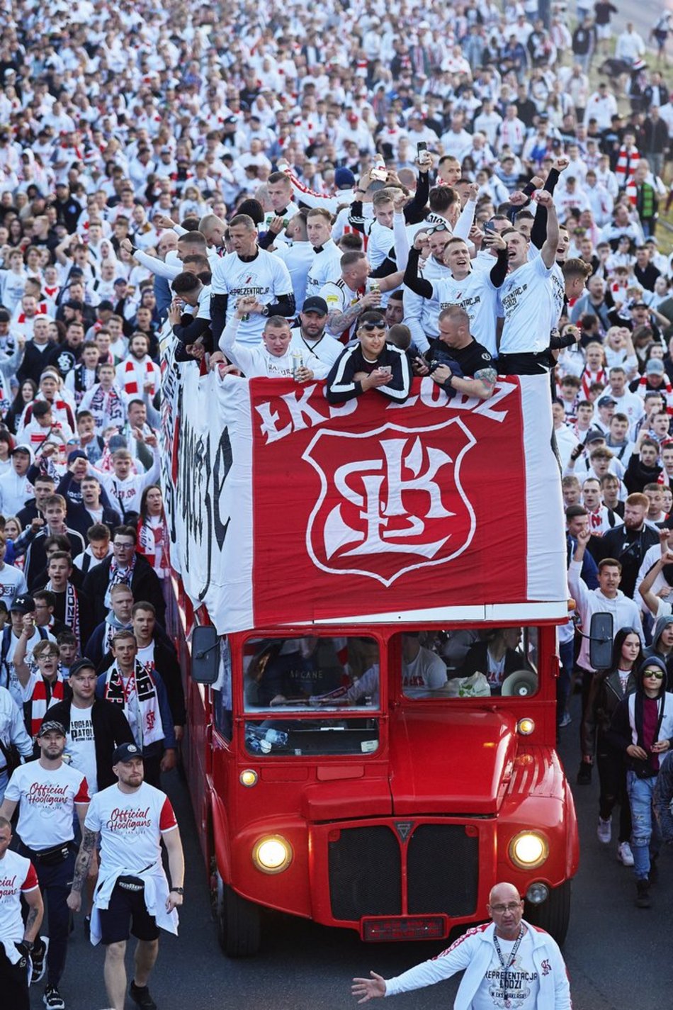 kibice i piłkarze świętują sukces