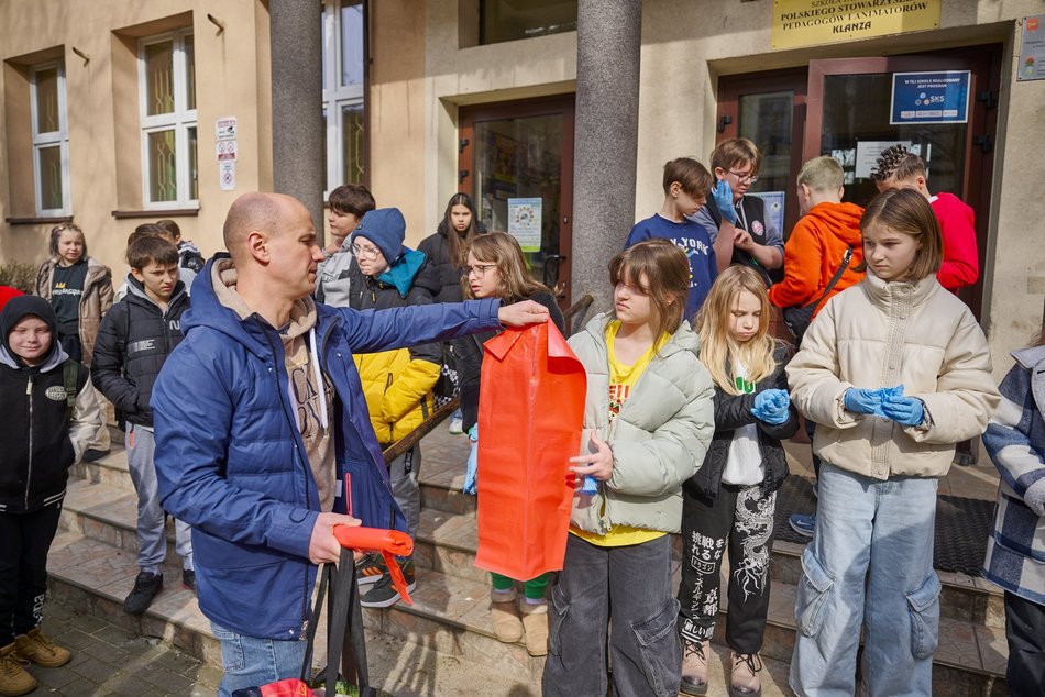 Uczniowie Szkoły Podstawowej nr 70 sprzątają Łódź