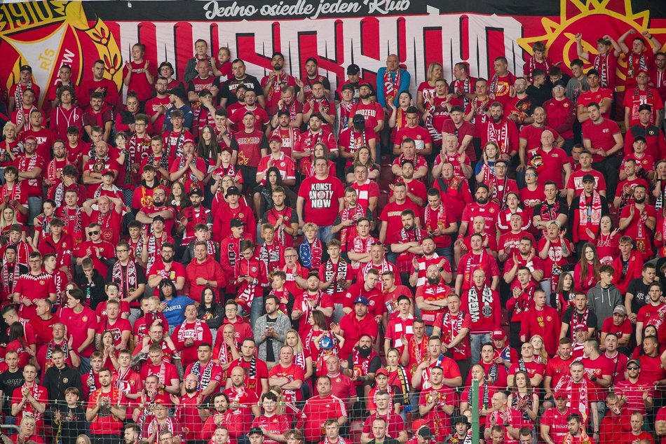 Kibice na meczu Widzewa Łódź z Lechem Poznań