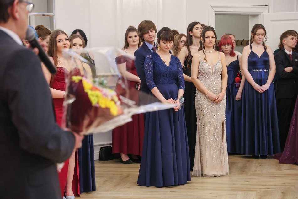 Łódź. Studniówka II LO w Łodzi. Wspaniali maturzyści świętowali w Pałacu Skotniki