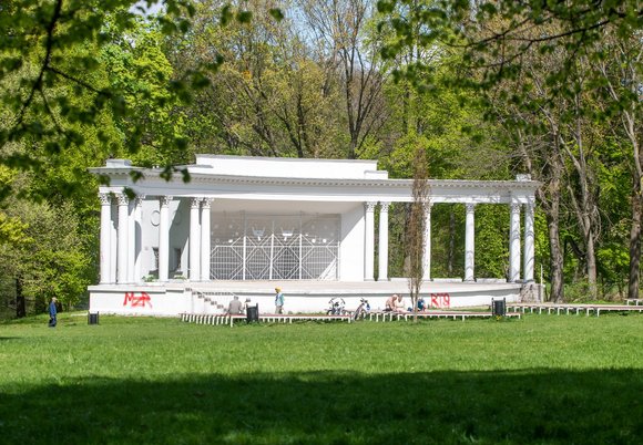 Łódź. Folkowe granie w Parku Julianowskim w Łodzi. Żeglarskie opowieści zespołu Kapitan Thorn