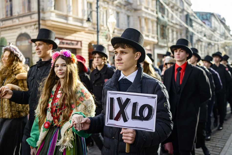 Łódź. Polonez dla Łodzi. Tłumy maturzystów zatańczyły na Piotrkowskiej. Razem z nimi łodzianie!