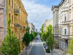Łódź. Zazieleniona ul. Rewolucji 1905 r.