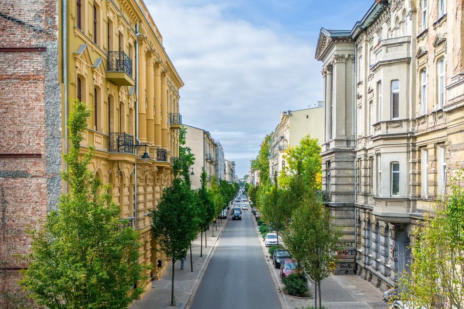 Łódź. Zazieleniona ul. Rewolucji 1905 r.