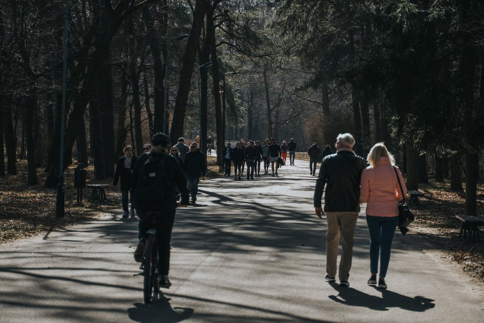 Łódź. Dobra pogoda w Łodzi sprzyja spacerowaniu! Tłumy w Parku na Zdrowiu w Łodzi