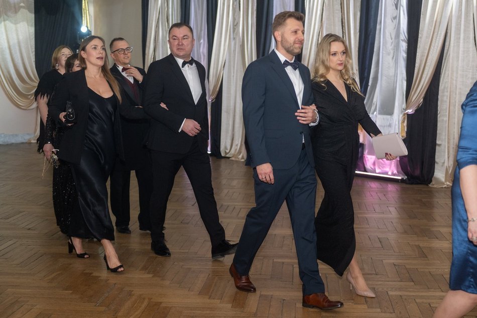 Łódź. Studniówka XXVI LO w Łodzi. Ależ oni zatańczyli... i jak pięknie wyglądali!