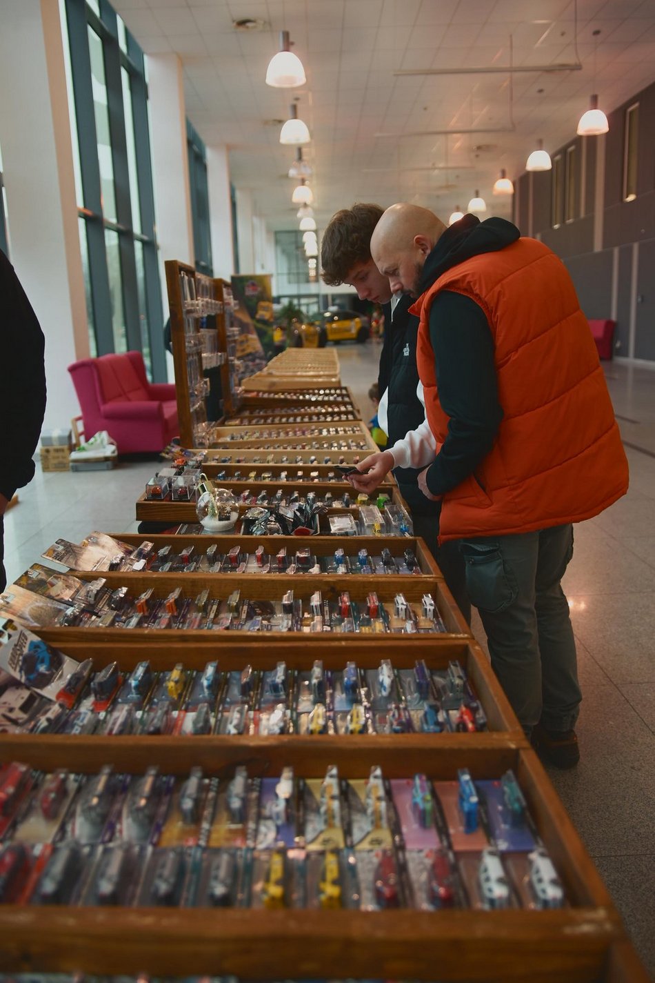 Łódź. Łódzkie Targi Motoryzacyjne w hali Expo Łódź. Klasyki, auta przyszłości, dealerzy i więcej