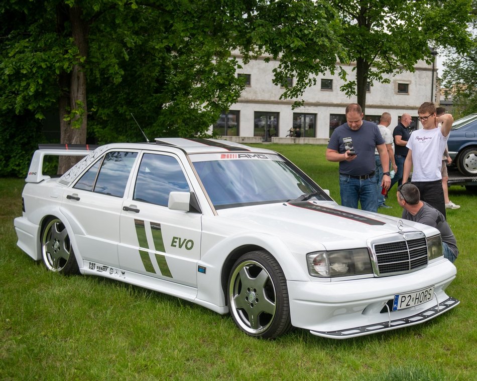 Łódź. Zlot Mercedesów w Ogrodach Geyera w Łodzi. Nie lada gratka dla fanów motoryzacji