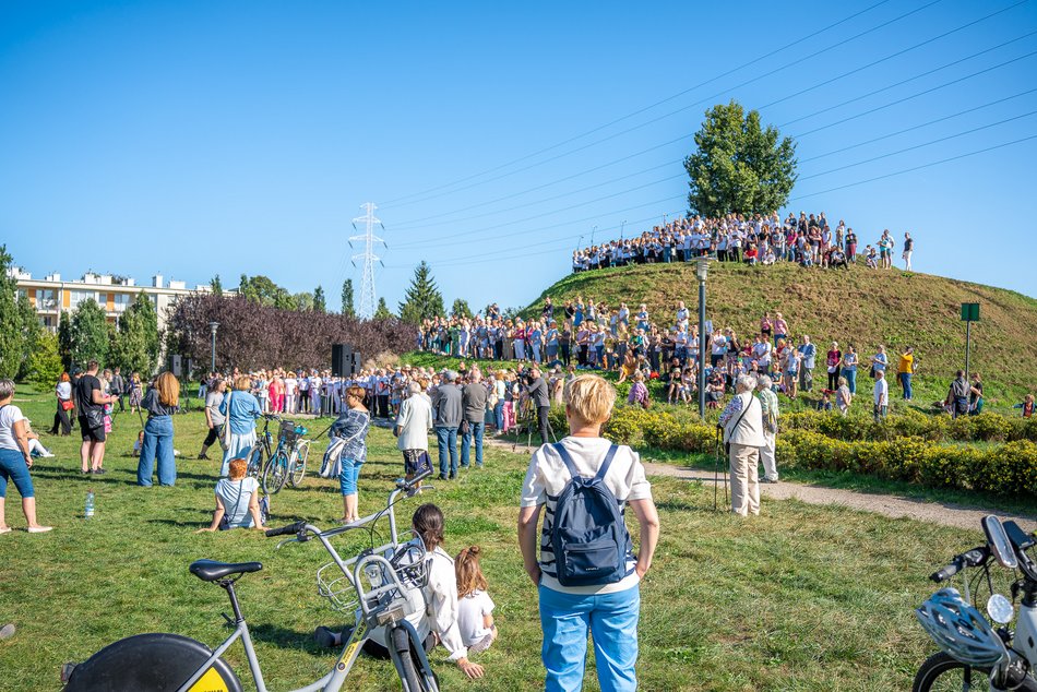 Wielkie wspólne śpiewanie "Prząśniczki" w parku Ocalałych