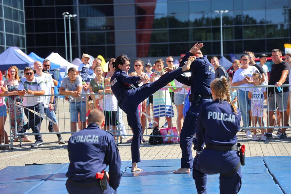 Piknik rodzinny "Bezpieczne wakacje z mundurem" pod Atlas Areną