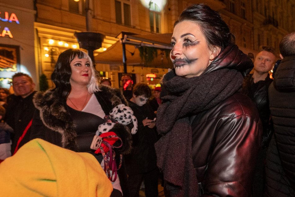 Łódź. Halloweenowa parada przeszła Piotrkowską w Łodzi. Tłumy duchów, czarownic i zombie!