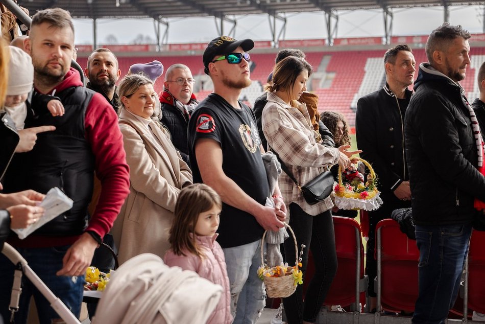 Łódź. Święcenie pokarmów na stadionie Widzewa Łódź