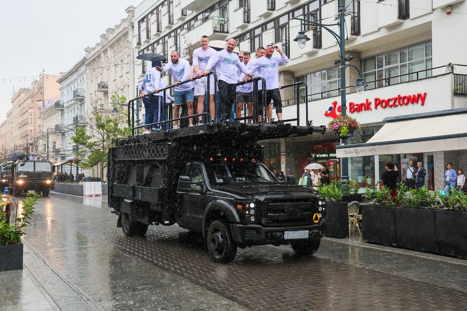 Łódź. Parada przed meczem Gortat Team vs NATO Team