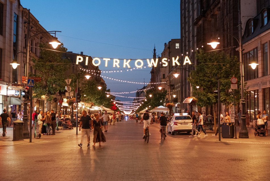 ludzie bawiący się na ulicy Piotrkowskiej